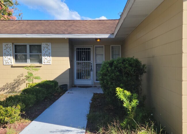 Foto del edificio - 3/2/2 Home in Silver Spring Shores