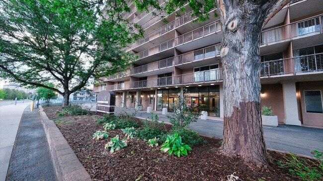 Foto del edificio - 2225 Buchtel Blvd S