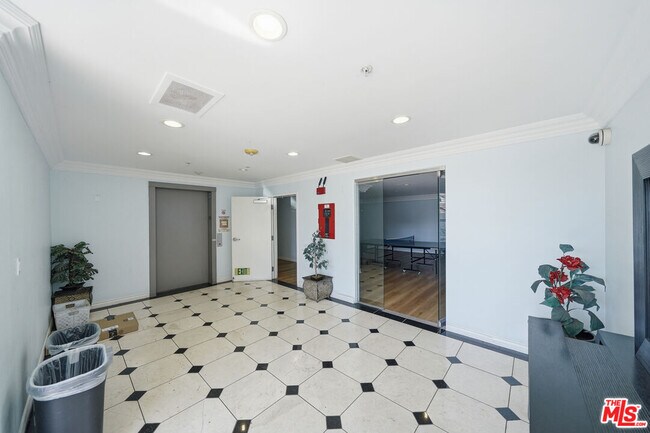 Foto del edificio - 4733 Elmwood Ave