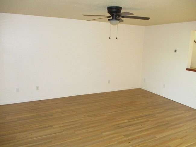 Building Photo - 120-1