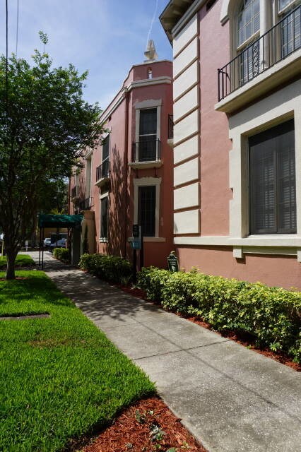 2307 And 2309 S Clewis Apartments Tampa Fl Nicely Maintained Landscaping 2307 And 2309 S Clewis Apartments