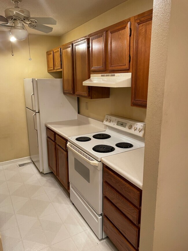 Building Photo - 2645 Villa Park Dr
