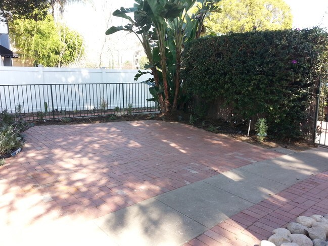 Foto del edificio - 5623 Woodman Ave