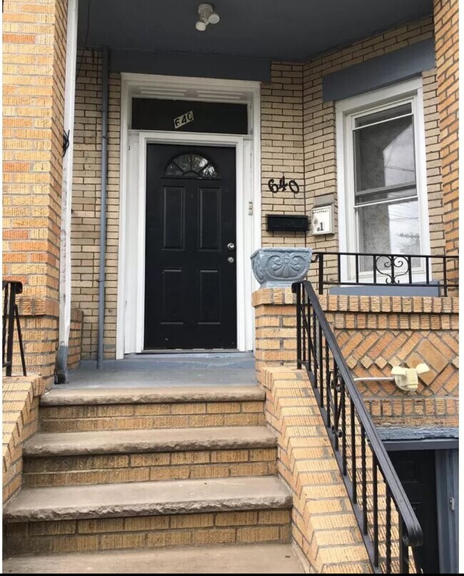 Building Photo - 640 Crescent St