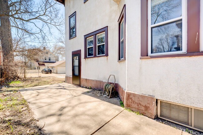 Building Photo - 1725 8th Ave N