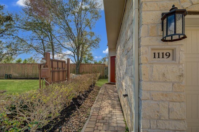 Foto del edificio - 1119 Shepherd Oaks Dr