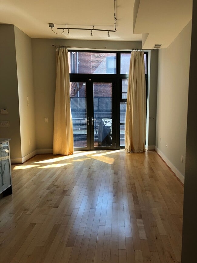 Building Photo - Beautiful, Cozy and Spacious, 1 bedroom/1 ...