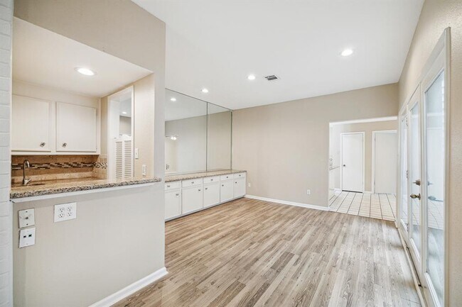 Foto del edificio - 2472 Country Club Dr