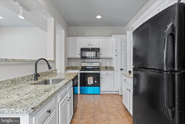 Building Photo - 9 Delano Dr