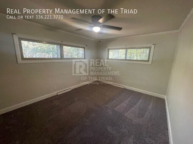 Foto del edificio - Lovingly Maintained 2bd/2ba updated Brick ...