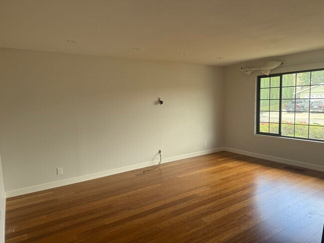 Building Photo - 515 La Baree Dr