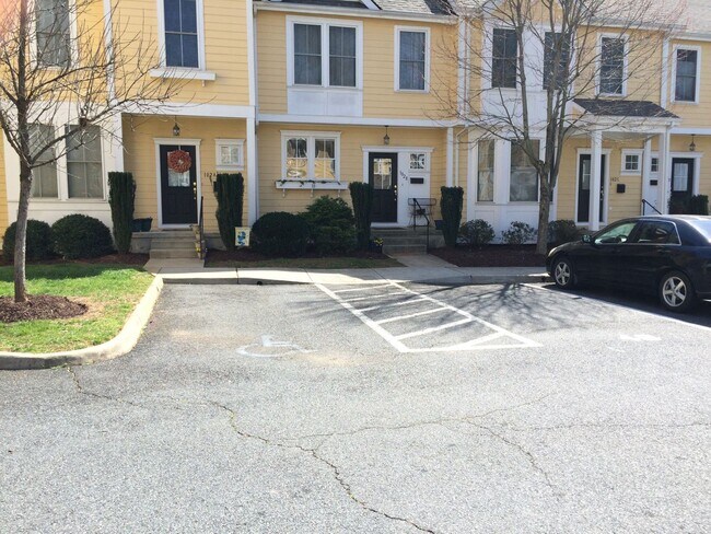 Foto del edificio - Spacious 3 Bedroom Townhouse Close to Down...