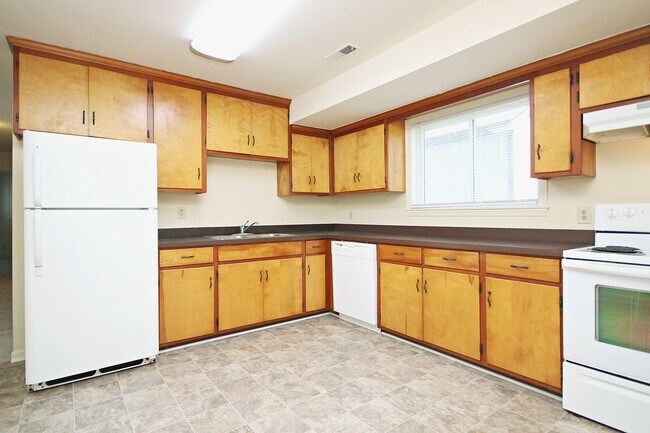 Building Photo - Student-Friendly Home, Minutes From The Da...