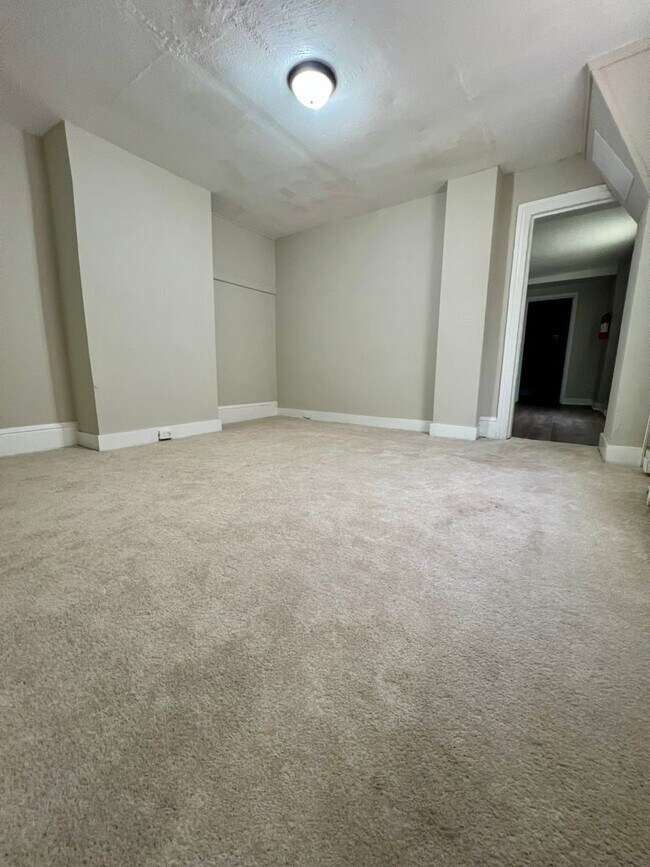 Foto del edificio - 3-Bedroom + Bonus Room | 1-Bath End-of-Row Townhome in Norristown – Available Now!