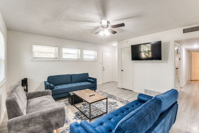 Foto del edificio - 5155 Trail Lake Dr