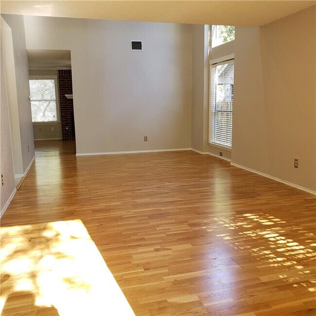 Building Photo - 8440 Fern Bluff Ave