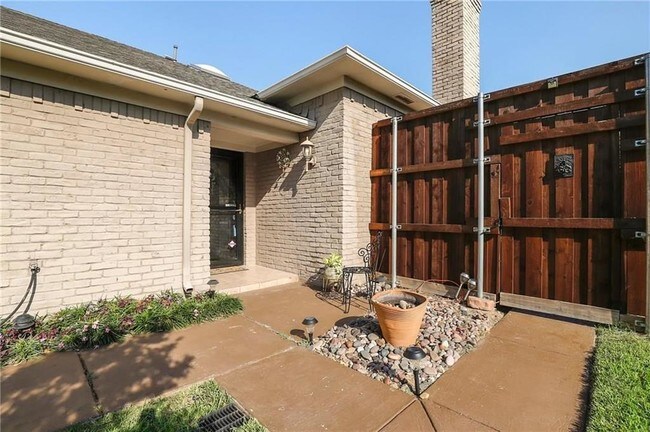 Building Photo - 1109 University Dr
