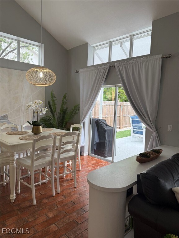 Foto del edificio - 15009 Cloverdale Dr