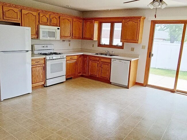 Building Photo - 1600 Schubert Dr