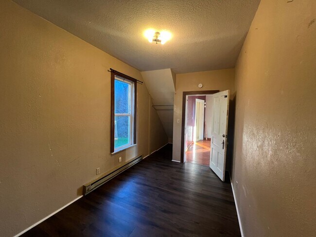 Building Photo - 3 bedroom 1 bath house - Near downtown and...