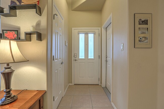 Foto del edificio - THREE BEDROOM HOME AVAILABLE FURNISHED OR ...