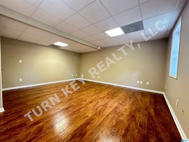 Building Photo - 110 Clay Dr