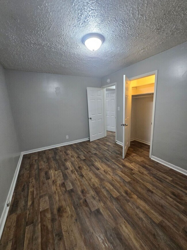 Foto del edificio - Two Bedroom Duplex Located on Eastside by 38th St and Emerson Ave
