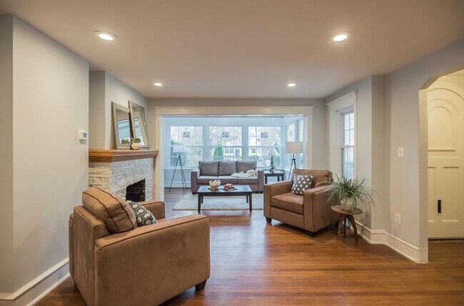 Building Photo - Gorgeous 3-Bed Townhome with Garage Near S...