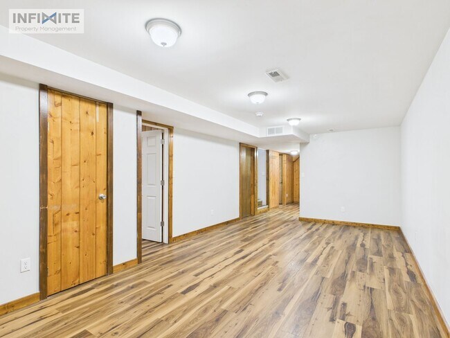 Foto del edificio - Spacious 4-Bedroom Apartment Just 4 Blocks...