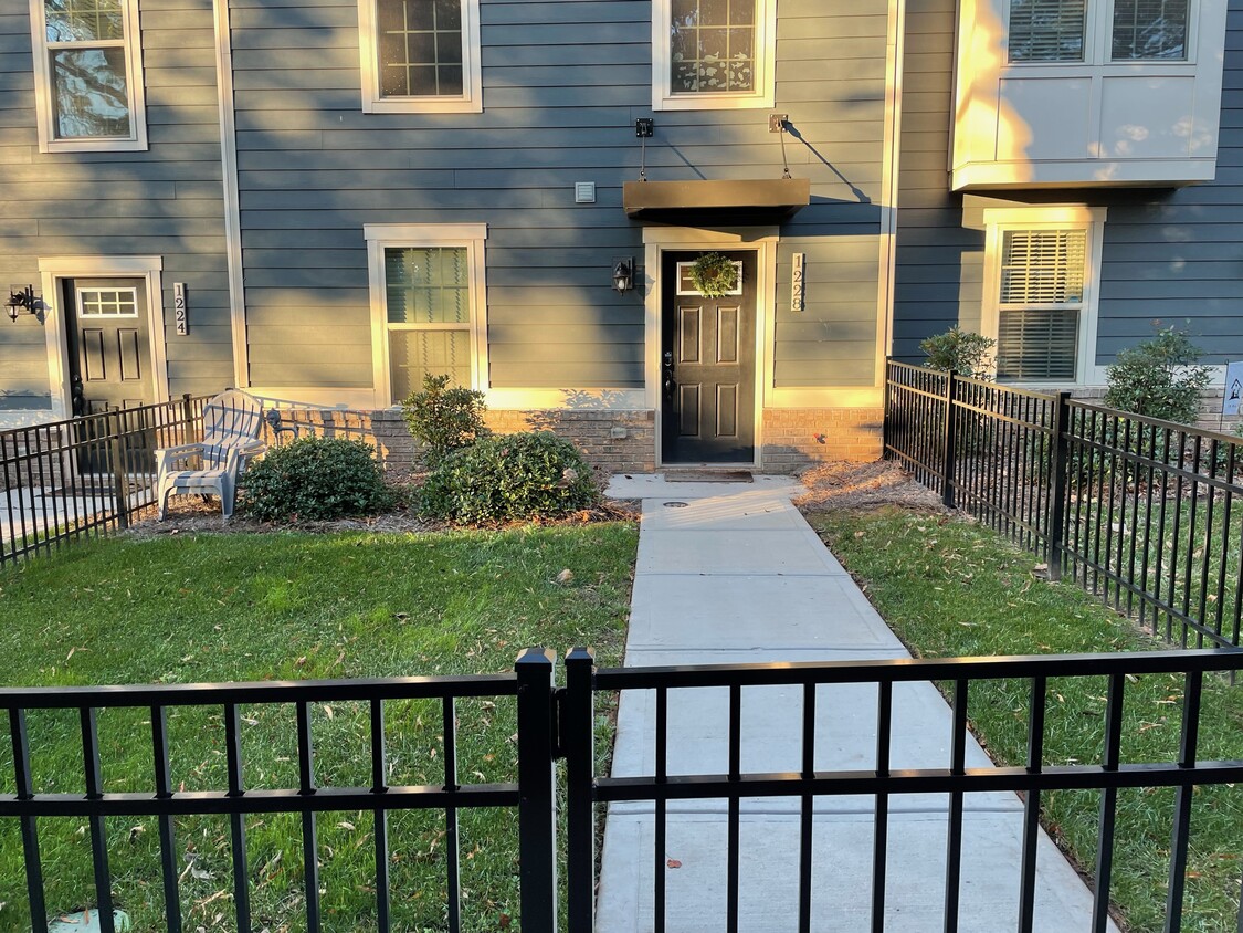 Primary Photo - 1228 Queen Lyon Ct