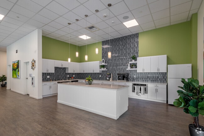 Cocina de la casa club - Vintage at Woodman 55+ Senior Apartments
