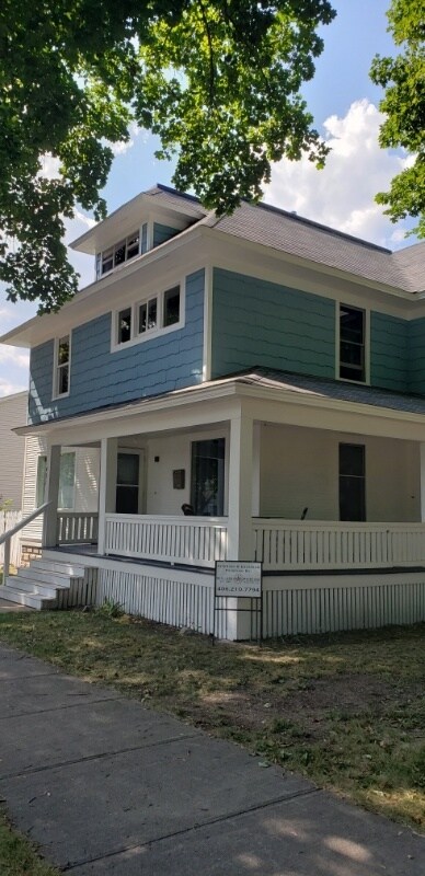 Building Photo - 431 1st St E