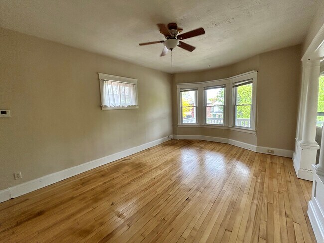 Foto del edificio - 1566 Ridgewood Ave