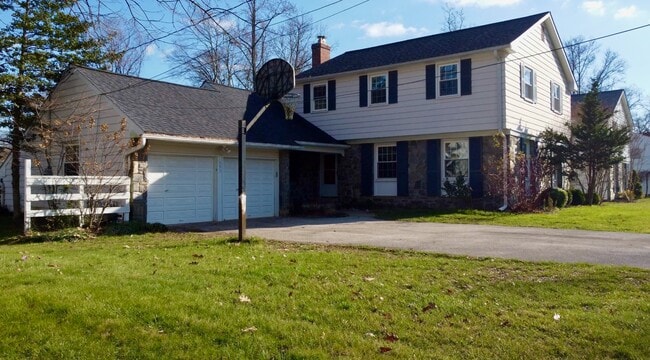 Photo - 593 Watford Ln House