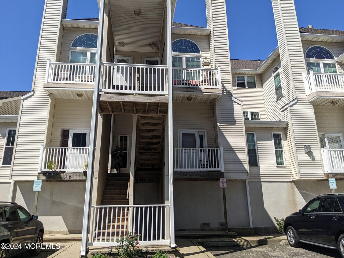 Primary Photo - 11 Raritan Ave