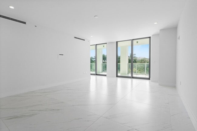 Building Photo - 495 E Royal Palm Rd
