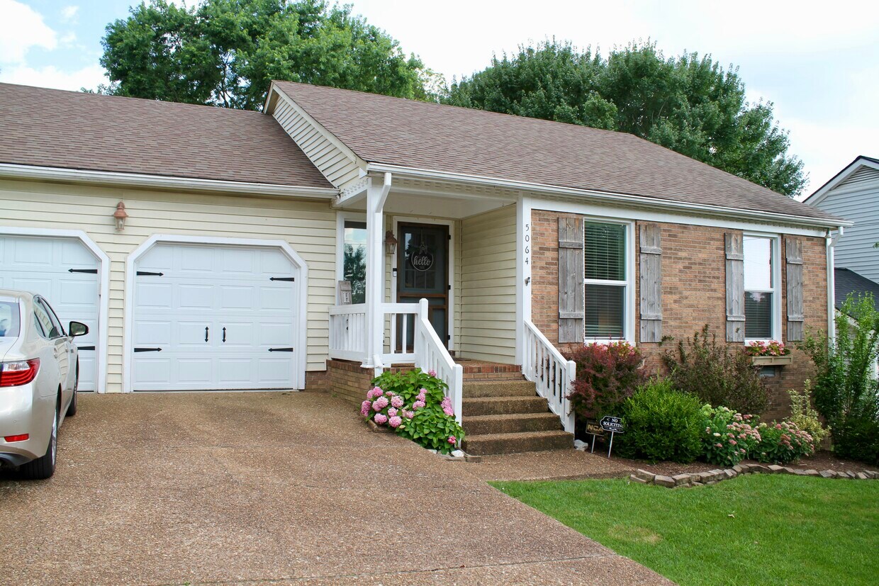 Foto principal - 5064 English Village Dr