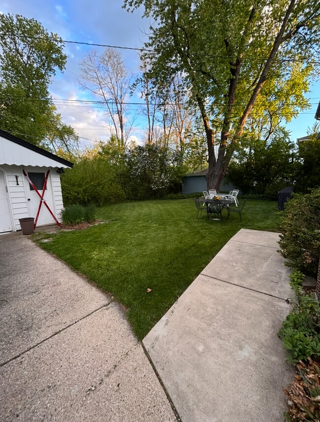 Building Photo - 11837 W Diane Dr