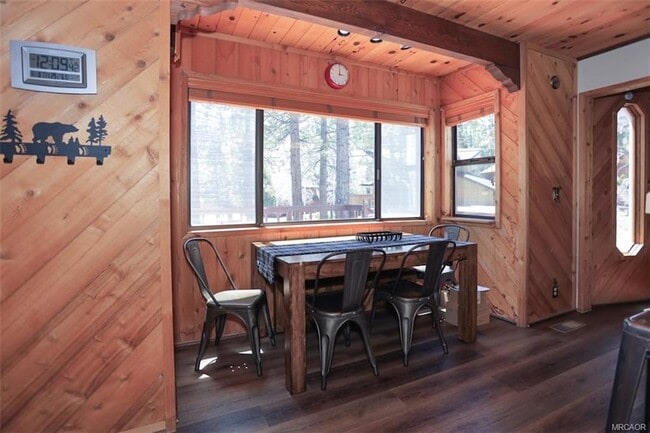 Building Photo - 1201 Fox Farm Rd