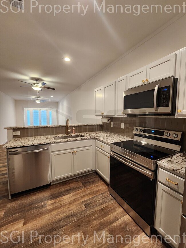 Building Photo - Rare 2 Bed 2 Bath Waterfront Property in R...
