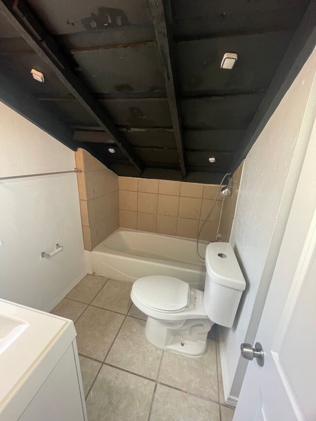 Building Photo - 911 Fruit Ave NW