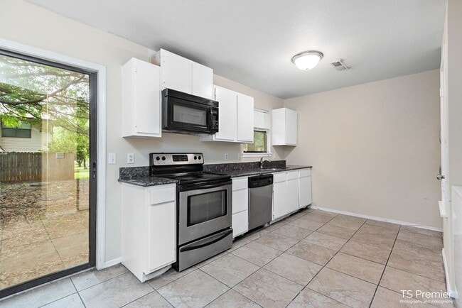 Building Photo - 3 Bedroom Townhome in East Fayetteville