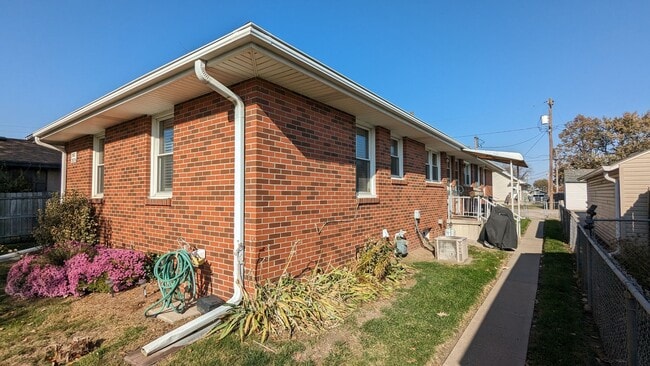 West end duplex with fenced yard - West end duplex with fenced yard House