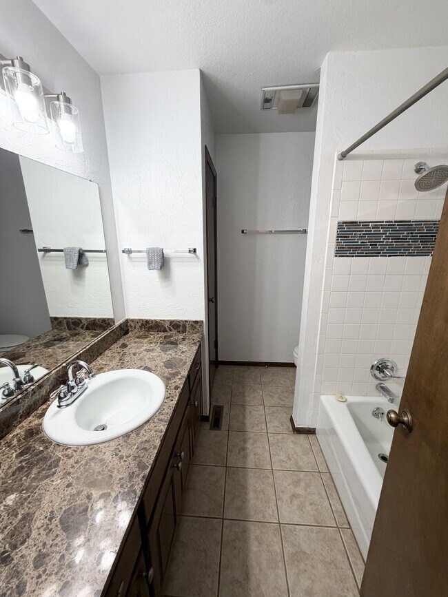 Foto del edificio - 12329 Cedar Springs Ln