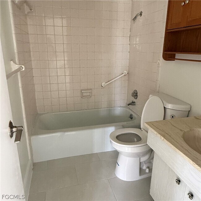 Foto del edificio - 26 Hamlin Ct