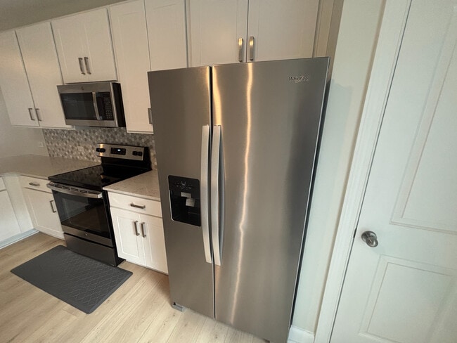 Building Photo - Room in Townhome on Old Grove Ln