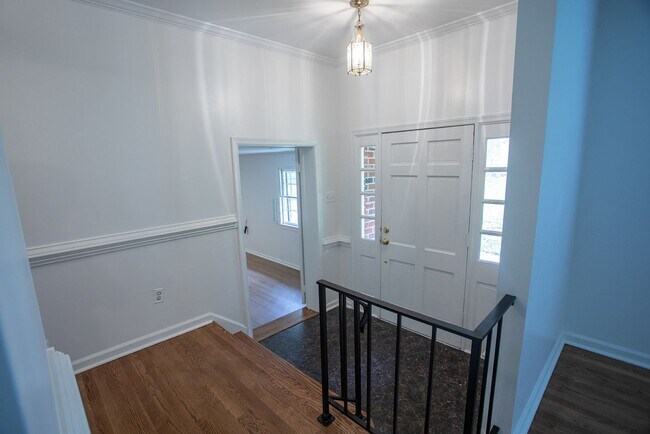 Building Photo - Spacious, well maintained, Tri-Level home ...