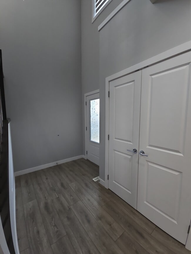 Building Photo - 2345 Wonnacott Cres SW