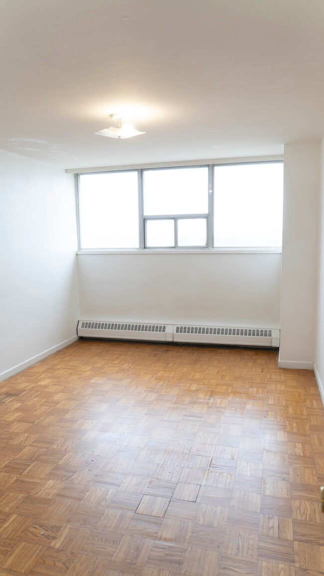 Building Photo - LARGE ONE BED - FAMILY BUILDING