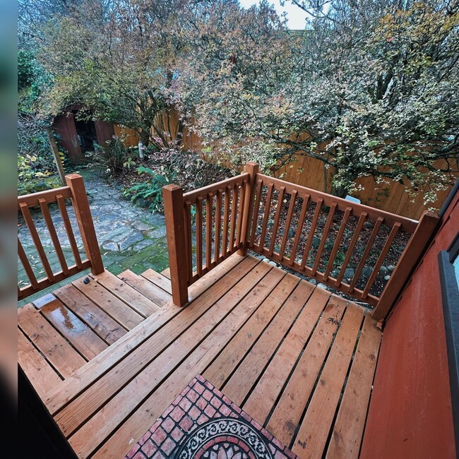 Building Photo - Craftsman style charmer on half acre, ampl...